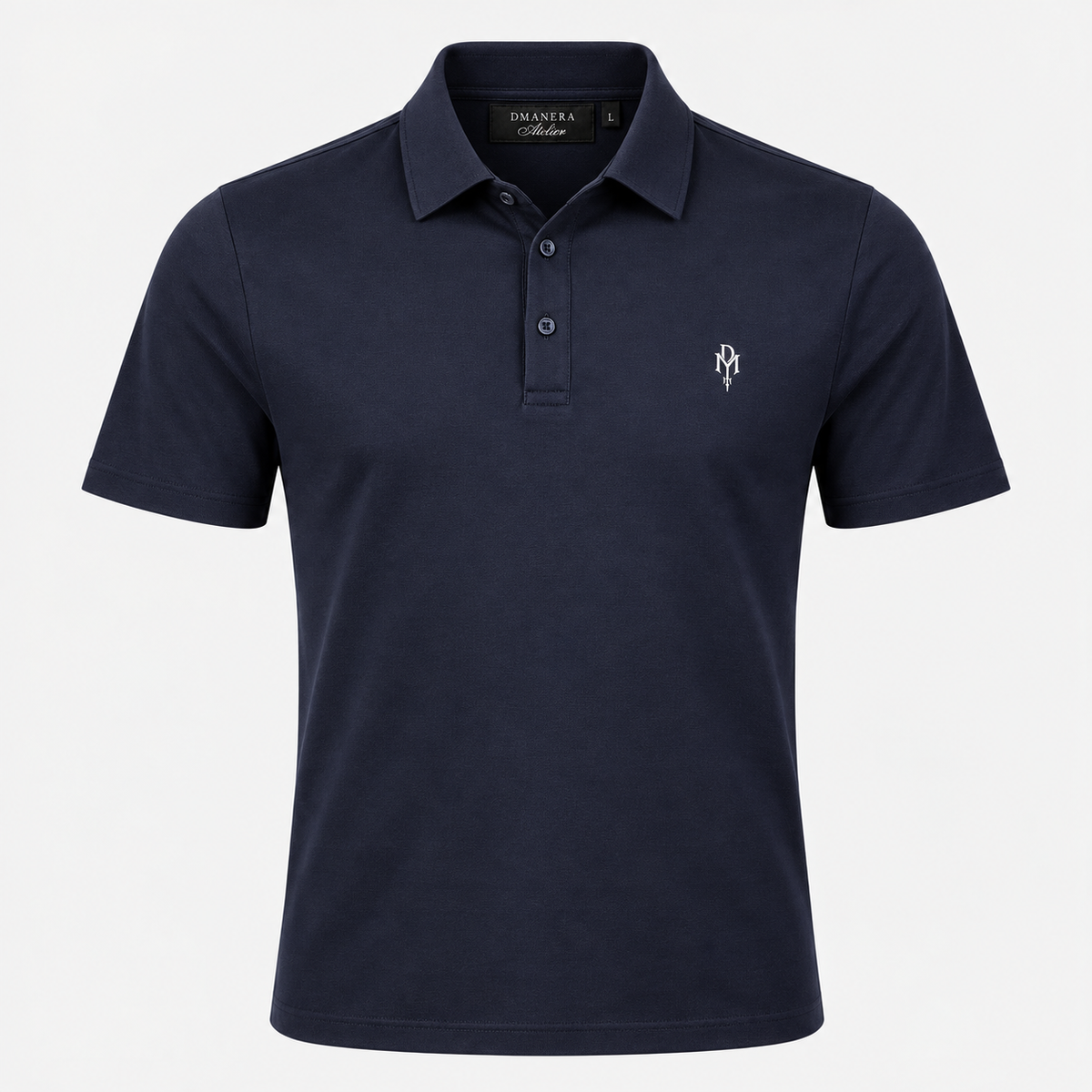 DMANERA Atelier Jersey Poloshirt in Dunkelblau mit schmaler Passform und weißem Signature Logo auf der Brust.