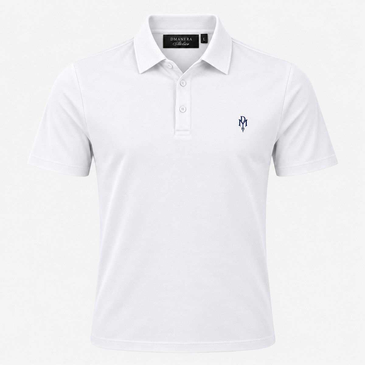 Weißes Jersey Poloshirt von DMANERA Atelier mit Knopfleiste und blauem Logo-Stick auf der Brust.