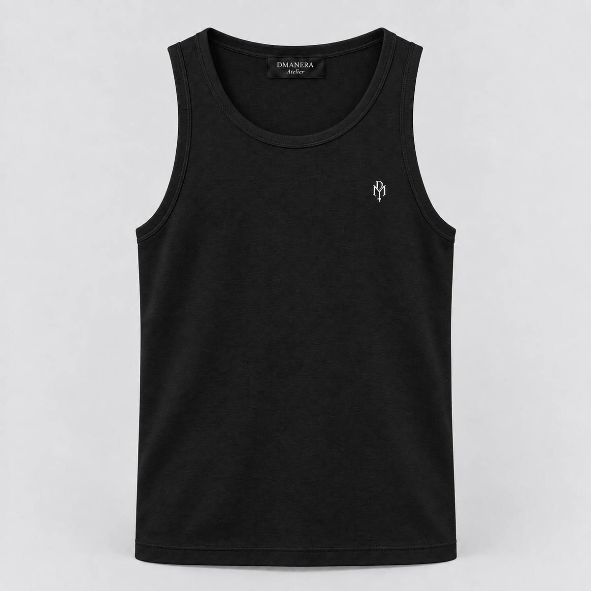 Schwarzes geripptes Tank Top von DMANERA Atelier mit dezentem Logo-Stick auf der Brust.
