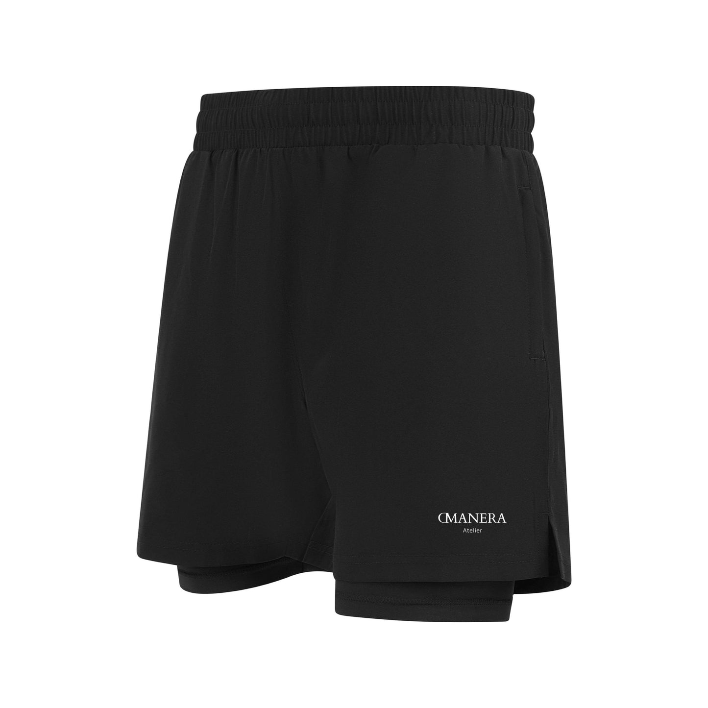 Schwarze Double-Layer Trainingsshorts von DMANERA Atelier mit weißem Logo, Vorderansicht auf weißem Hintergrund.