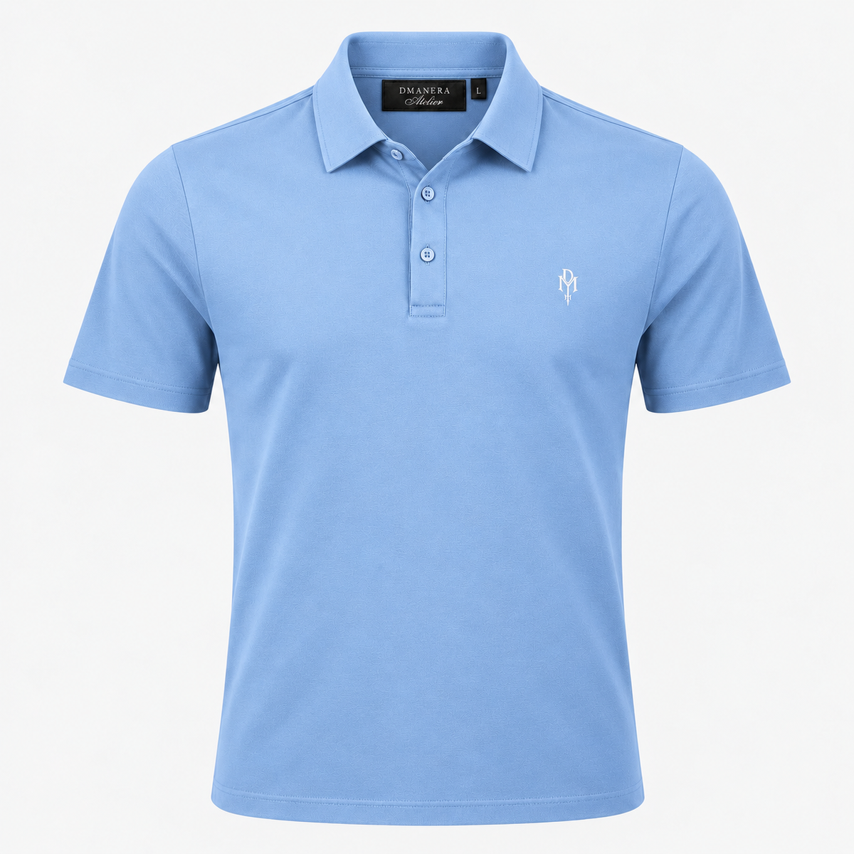 Hellblaues Jersey Poloshirt von DMANERA Atelier mit Knopfleiste und weißem Logo-Stick auf der Brust.