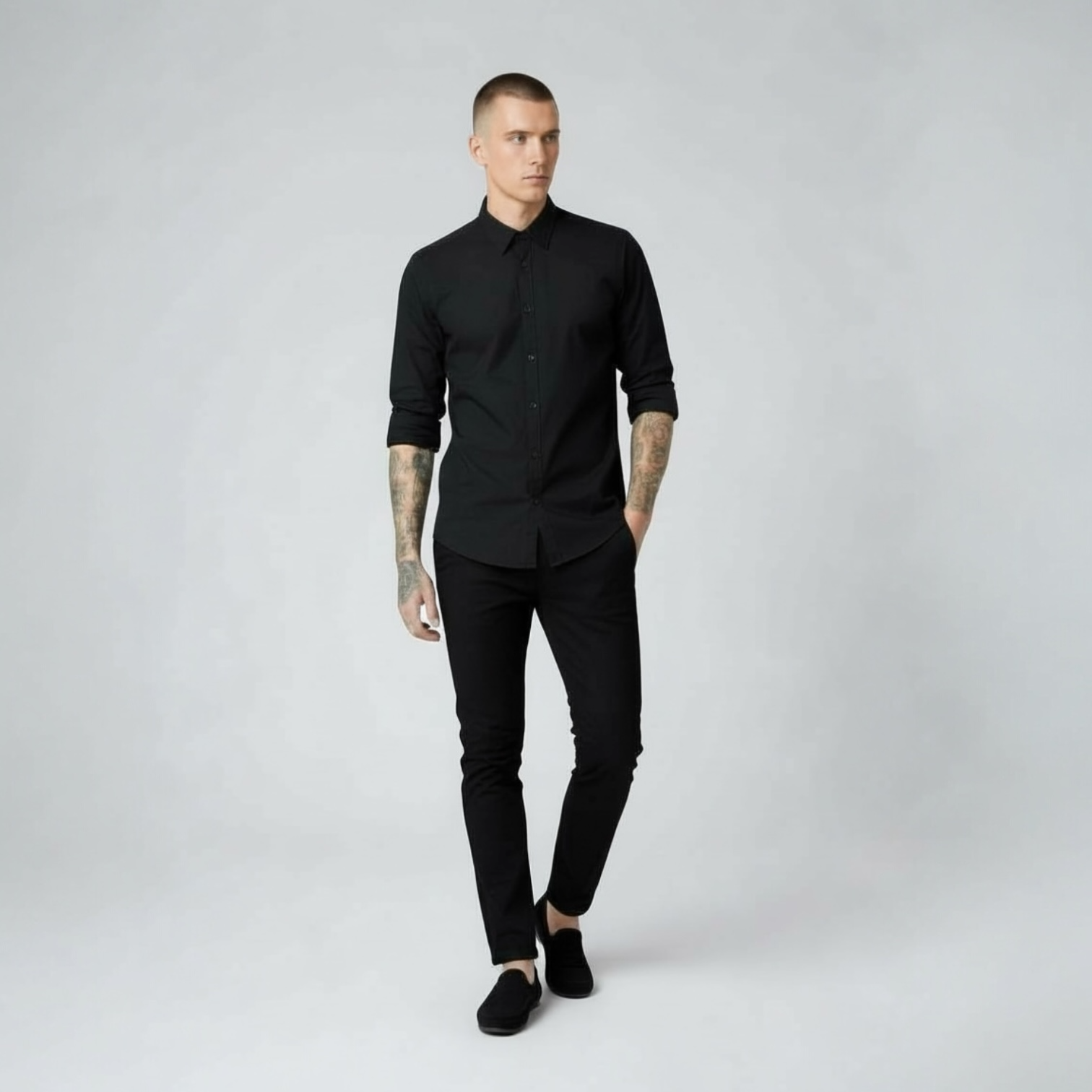 Mann in schlichtem schwarzen Hemd und Hose von DMANERA Atelier, Studioaufnahme